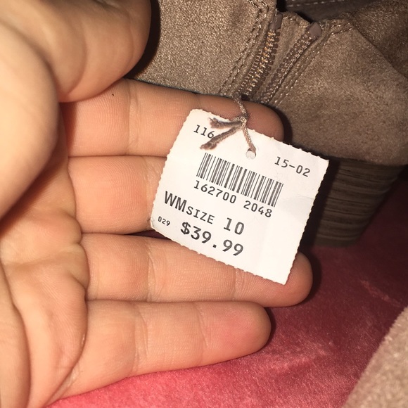Cute boots never worn tag still on - Picture 2 of 6